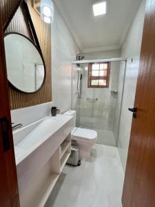 een badkamer met een wastafel, een toilet en een douche bij Casa 2 Chalé Alto dos Bandeirantes-Tiradentes in Tiradentes