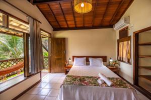- une chambre avec un lit et un balcon dans l'établissement Village em Taipu Fora - Apartamento pé na areia, à Marau