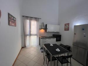 A kitchen or kitchenette at Casa Catania Inn