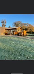 una casa con un gran patio delante de ella en Swansea Log Cabin en Pontardawe