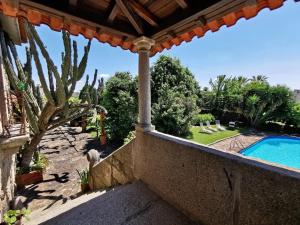 una vista dal balcone di una casa con piscina di Casa do Faial - Braga a Braga