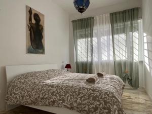 1 dormitorio con cama y ventana en Acquedotti apartment with garden, en Roma