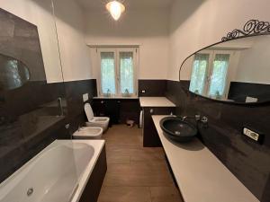 uma casa de banho com uma banheira, um lavatório e um WC. em Acquedotti apartment with garden em Roma