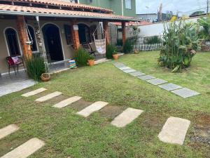 un patio con escalones delante de una casa en Casa de Itapocoróy Entre o parque Beto Carrero e o mar!, en Penha