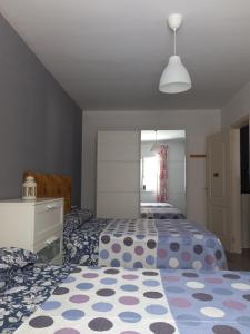 1 dormitorio con 2 camas y vestidor en Apartamento en Tenerife Islas Canarias, en Candelaria