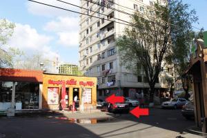 dos flechas rojas apuntando a un edificio en una calle de la ciudad en 5th Floor Guest House Yerevan, en Ereván
