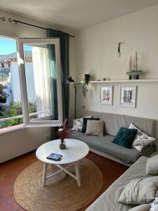 uma sala de estar com um sofá e uma mesa em RACO DE SES OLIVERES em Cadaqués