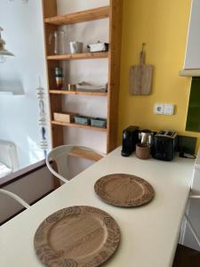 duas placas de madeira num balcão numa cozinha em RACO DE SES OLIVERES em Cadaqués