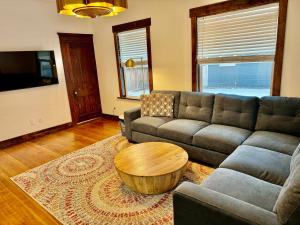 sala de estar con sofá y mesa de centro en Lovely Cottage, en Boise