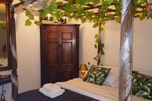 a bedroom with a bed with a wooden canopy at number 8 in Leiden