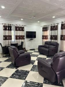 Μια τηλεόραση ή/και κέντρο ψυχαγωγίας στο Yamzo's Apartments +101 φωτογραφίες
