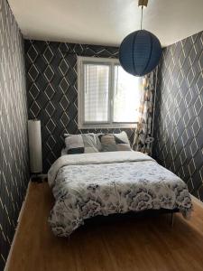 um quarto com uma cama e uma janela em Appartement avec un séjour balcon très lumineux em Orléans
