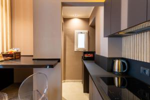 Kuchyň nebo kuchyňský kout v ubytování La Pergola Suites