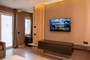 TV a/nebo společenská místnost v ubytování La Pergola Suites