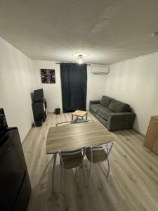 Posezení v ubytování Studio avec terrasse vue sur cousson