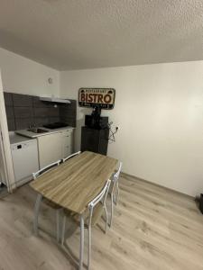 Kuchyň nebo kuchyňský kout v ubytování Studio avec terrasse vue sur cousson