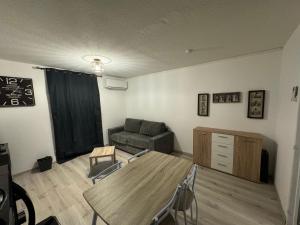 Posezení v ubytování Studio avec terrasse vue sur cousson