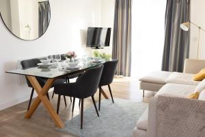 ハットフィールドにあるModern, comfy 2 bedroom flat in Hatfield town centreのダイニングルーム(テーブル、椅子、ソファ付)