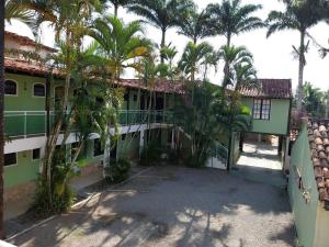 布希奧斯的住宿－Repouso das Flores，前面有棕榈树的房子