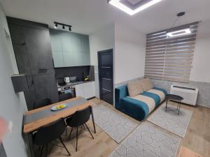 een woonkamer met een bank en een tafel bij Apartmani Park in Novi Pazar