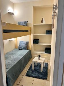 Ένα ή περισσότερα κρεβάτια σε δωμάτιο στο Nice Appartement en Bord de Mer avec Piscine - Jusqu'à 6 Personnes