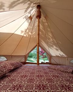 duży namiot z łóżkiem w pokoju w obiekcie Alouatta Playa Coyote w mieście San Francisco