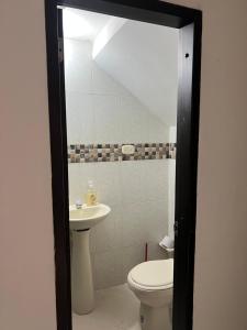 een badkamer met een toilet en een wastafel bij Amplio, comodo central Apto 1 in Apartadó