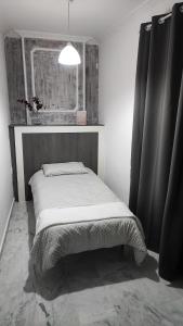 1 cama en una habitación en blanco y negro en Vista Triunfo, en Granada