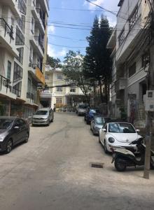 a street with cars parked on the side of the road at Moc Tra Hotel in Da Lat