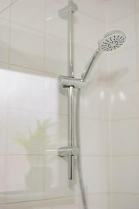 y baño con ducha con cabezal de ducha. en Apartment in Warwick - Families - Business - Contractors, en Warwick