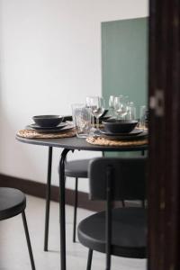 una mesa con vasos y platos encima en Apartment in Warwick - Families - Business - Contractors, en Warwick