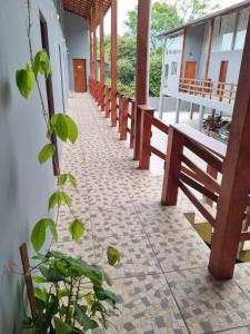 a corridor of a building with wooden benches at Ohana's Flat Maresias in São Sebastião