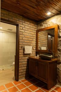 un baño con lavabo y espejo en Killary Lodge & Glamping, en Cachanlo de Sidcay 90 fotos más