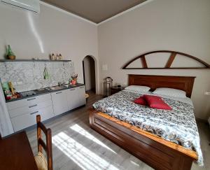 Un dormitorio con una cama con almohadas rojas. en IL REGNO DI IOSE', en Campi Bisenzio