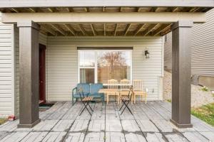 eine Terrasse mit einem Tisch und Stühlen darauf in der Unterkunft New&Stylish&Cozy Suit near Spruce Meadows Sleeps 6- Backyard-EV in Calgary