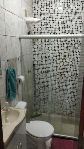 uma casa de banho com um WC, um lavatório e um chuveiro em Village Shalom Casa 6 - Porto de Sauipe em Porto de Sauípe
