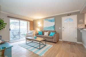 A seating area at Beach Condo