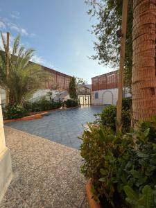 a courtyard with plants and a brick building at فيلا للإيجار اليومي جدة jar villa in Al Kura