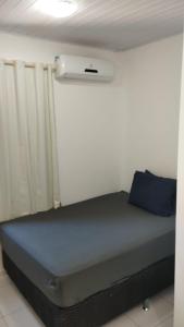uma pequena cama num quarto com tecto em Village Shalom Casa 6 - Porto de Sauipe em Porto de Sauípe