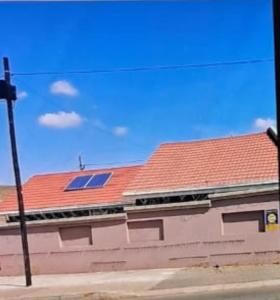 un techo de un edificio con techo rojo en GLOBAL PRIDE en Soweto