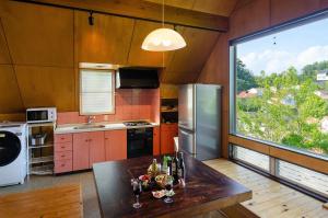 uma cozinha com uma mesa e uma grande janela em Bay Coast Villa Goishigahama - Vacation STAY 45736v em Shimoda