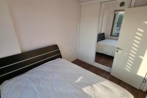 um pequeno quarto com uma cama e um espelho em Inistanbul Apartments em Istambul