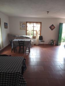 een eetkamer met een tafel en stoelen en een raam bij Hostal central in Villa de Leyva