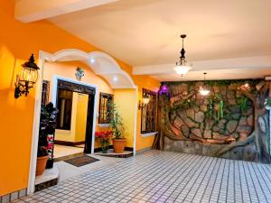 - un couloir avec un mur en pierre dans une maison dans l'établissement La Mansión del Gran Jaguar, à Retalhuleu