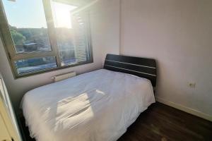 um pequeno quarto com uma cama e 2 janelas em Inistanbul Apartments em Istambul