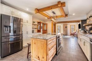 Η κουζίνα ή μικρή κουζίνα στο The Hopkins Hideaway - 40 Acres with trails, Arcades, Hot Tub, Fire Pit