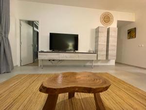 TV a/nebo společenská místnost v ubytování Ananahi plage