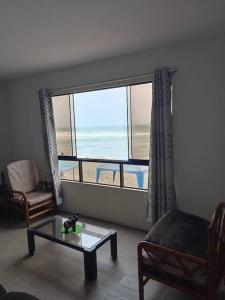 sala de estar con vistas al océano en Hospedaje Rulos: Playa Yaya Las Salinas Chilca, en Salinas