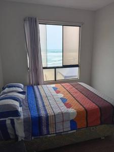 una camera con un letto e una grande finestra di Hospedaje Rulos: Playa Yaya Las Salinas Chilca a Salinas