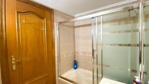 uma casa de banho com um chuveiro e uma banheira em AL 2 hab BR 2 baños 6 pax em Madrid